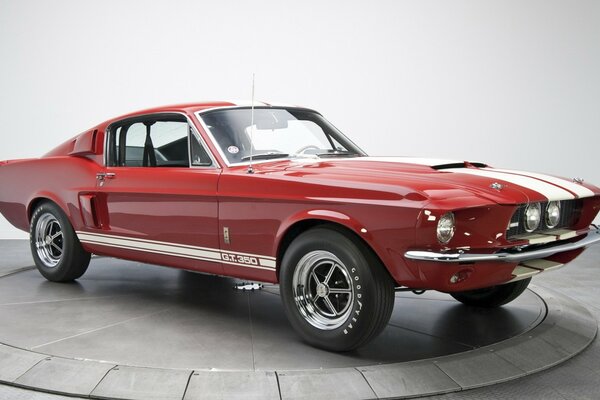 Ford pustang rojo en la Feria del automóvil