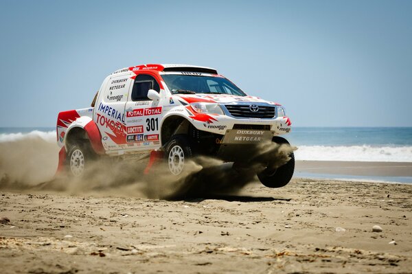 Toyota en Dakar por la arena del mar