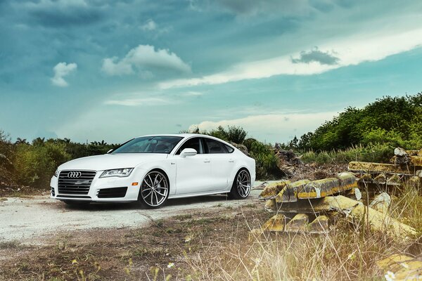 Voiture Audi A7 en blanc dans un paysage de campagne