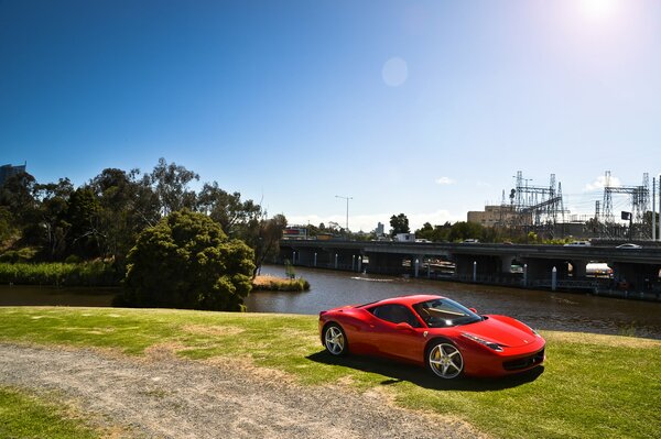 Ferrari rossa sullo sfondo del ponte