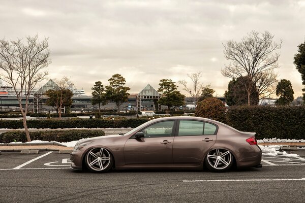 Der Infiniti g35 mit niedriger Sitzposition ist auf einem Behindertenparkplatz abgestellt