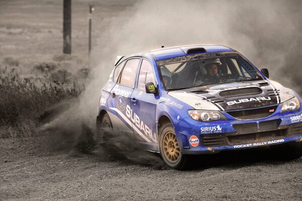 Virando a velocità subaru impreza in blu con il pilota