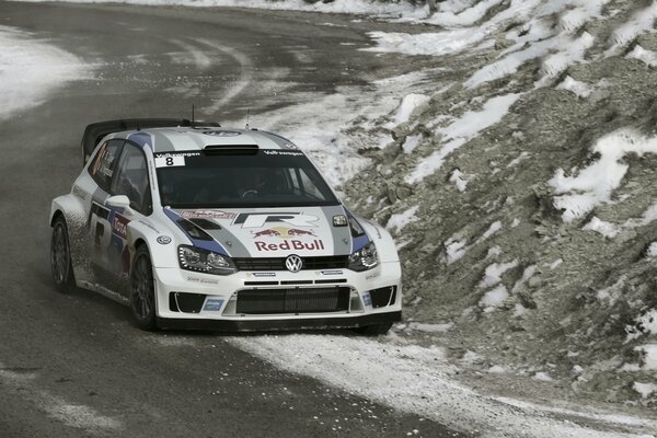 Un coche deportivo supera una carrera difícil en las montañas