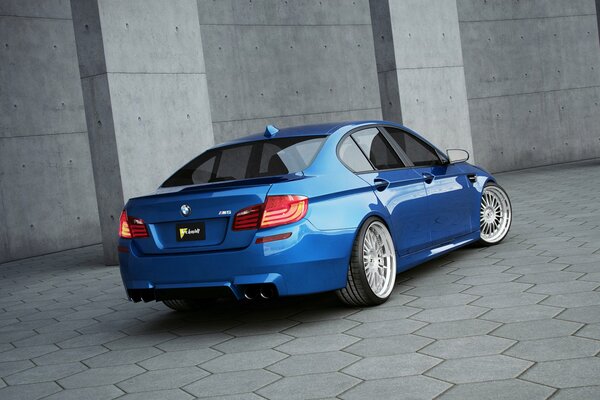 BMW bleu au mur gris