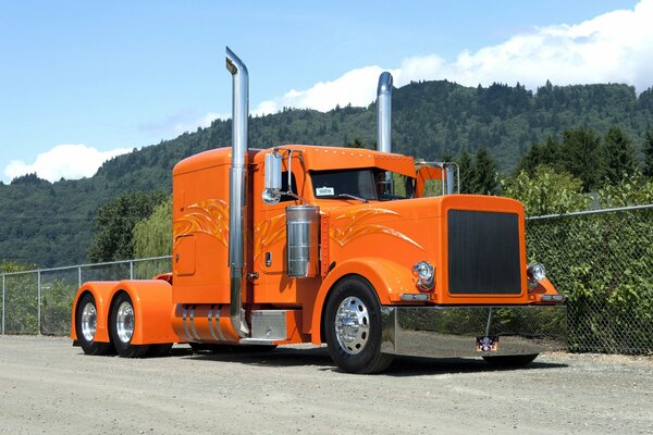 Trattore peterbilt 379 arancione a colori