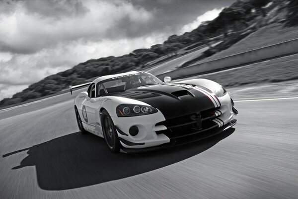 Foto en blanco y negro del auto Dodge Viper con un cielo obeso