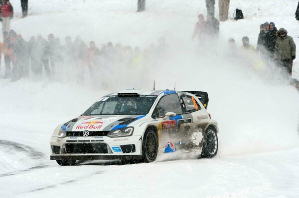 La voiture de sport s est endormie avec de la neige