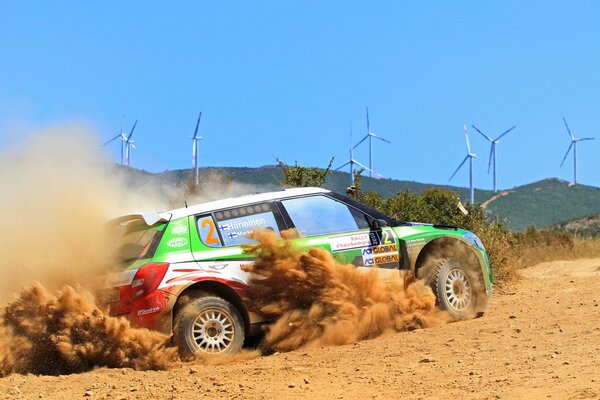 Voiture de sport skoda fabia au rallye