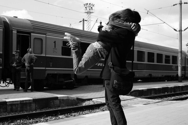 Joyeuse rencontre des gens à la gare