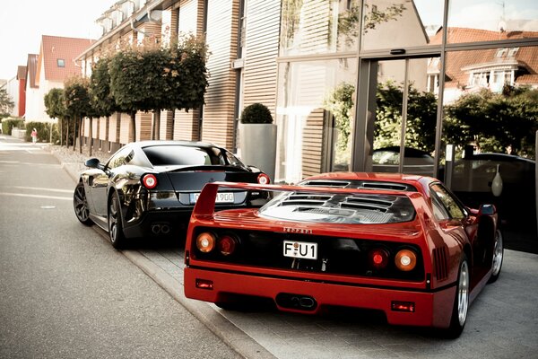 Ferrari rouge, F40 sur fond de bâtiment et d arbres