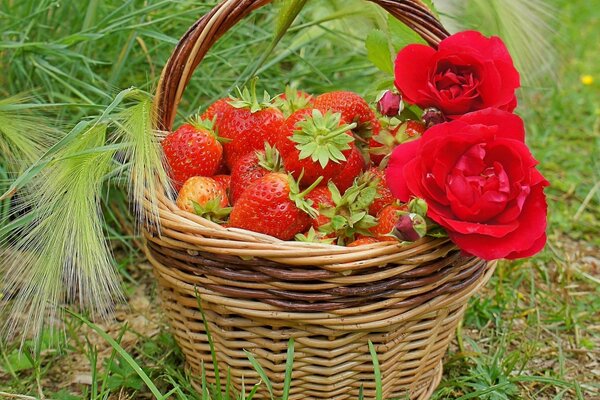 Cesta de madera con fresas y rosas