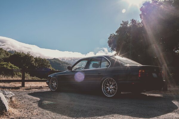 BMW se trouve dans les montagnes sur un fond de ciel bleu