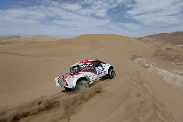 Toyota Dakar Auto auf Sand Hintergrund
