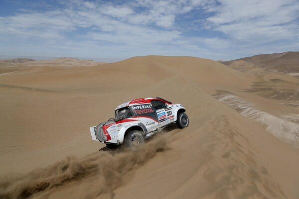 Coche Toyota Dakar en medio de la arena