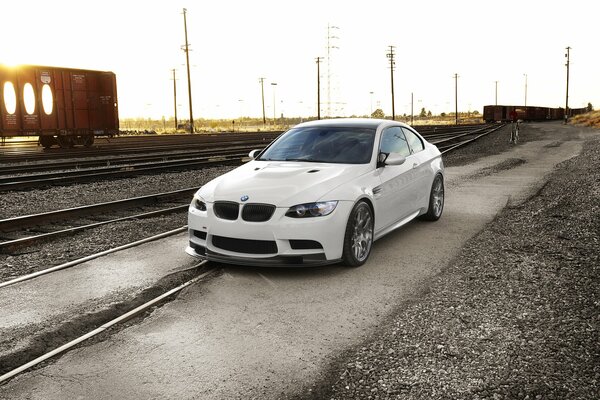 BMW blanco en el fondo de la tela ferroviaria