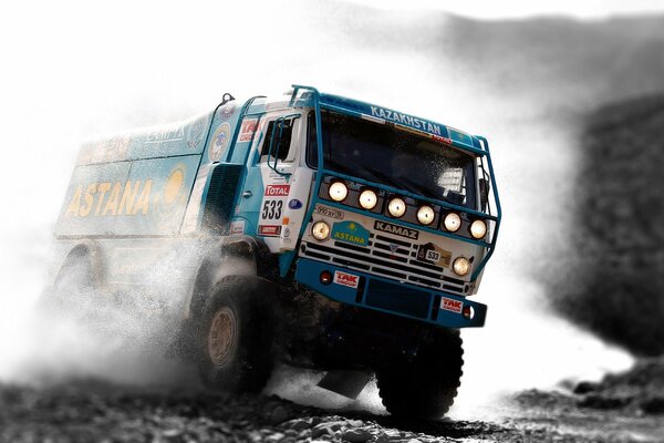 Лидер гонки Астана грузовой синий камаз