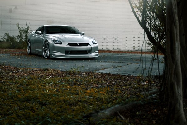 Nissan plateado en el camino oscuro