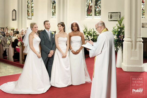 Il y a un mariage dans l église avec trois mariées