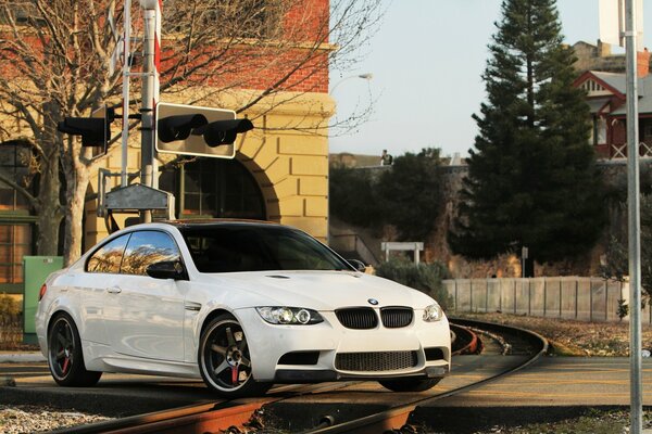 BMW en las vías del tren de la ciudad