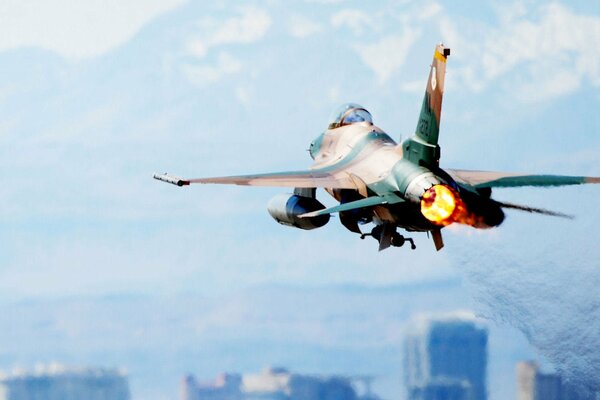 Caza F-16 en el cielo vista trasera