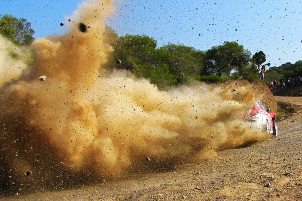 La Ford sportiva solleva una nuvola di polvere