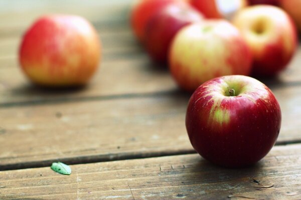 Manzanas caseras sobre la mesa en un disparo macro