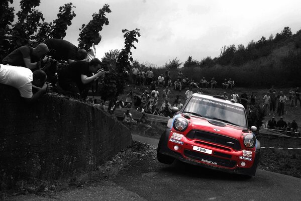 El Mini Cooper rojo entra en la deriva en las carreras de autos