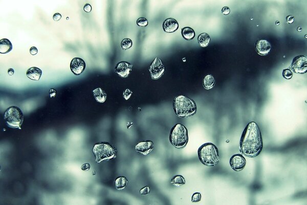 Gotas de lluvia en el vidrio en el estilo de disparo macro