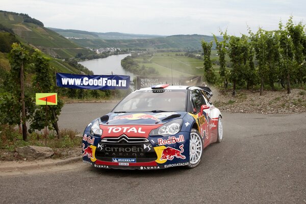 Voiture de course sur fond de rivière