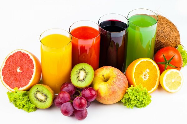 Verres avec du jus et des fruits autour