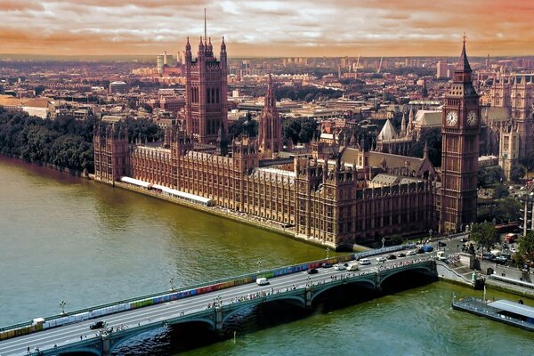 El Támesis de Londres entre el paisaje urbano