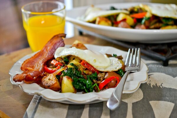 Desayuno de tocino con huevo y verduras