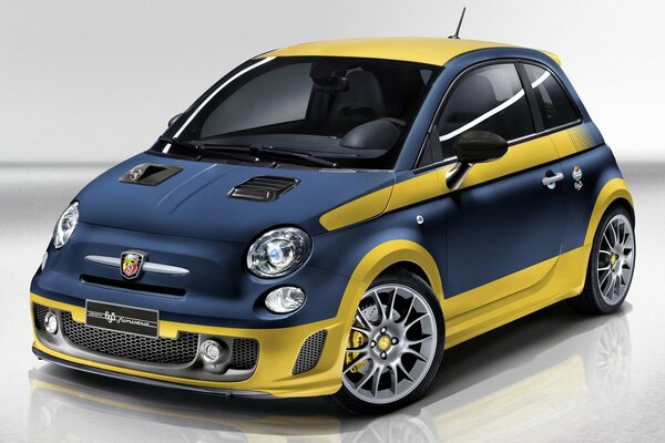 Niebieski Fiat z żółtymi wstawkami