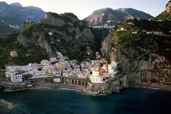 Città di Atrani sulla costa vicino alle scogliere