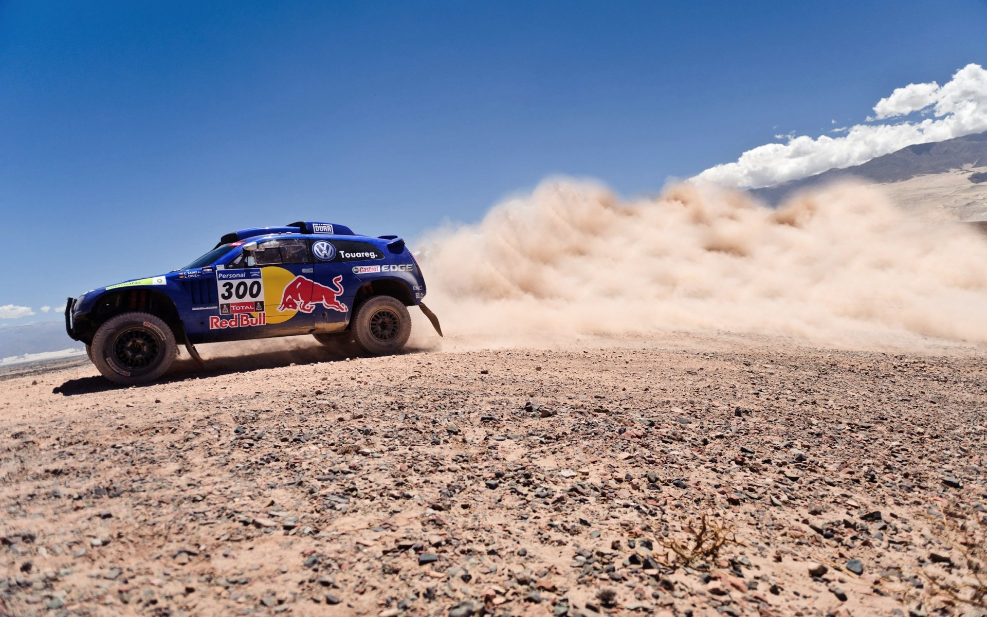 volkswagen tuareg suv dakar rally cielo azul toro rojo polvo