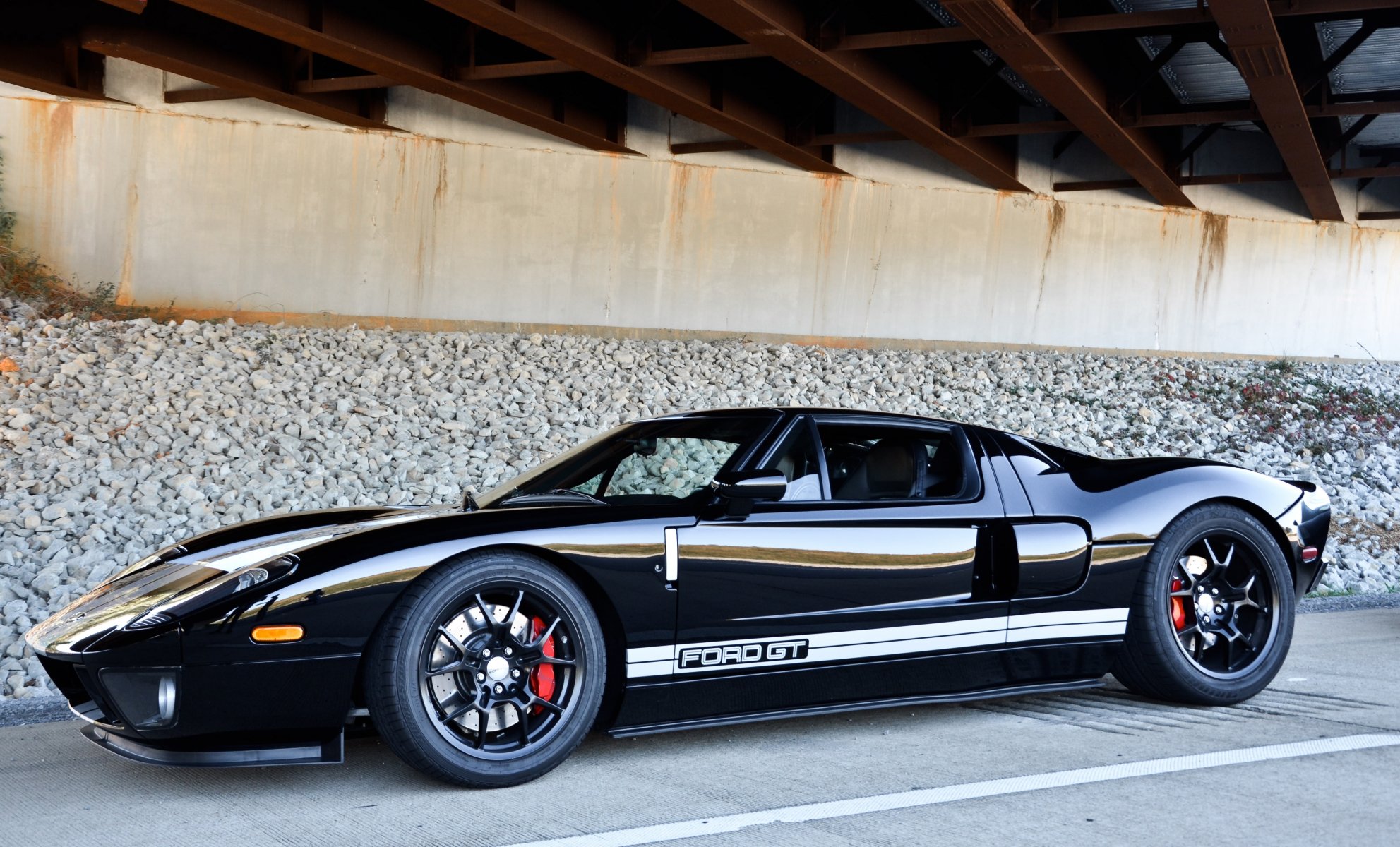 ford gt schwarz ford seitenansicht straße markierung schotter