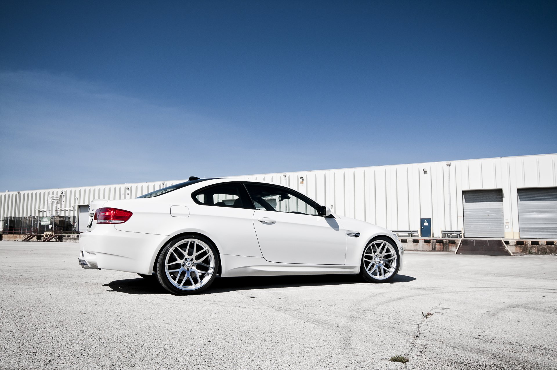 bmw m3 e92 bianco bmw bianco posteriore magazzino cielo