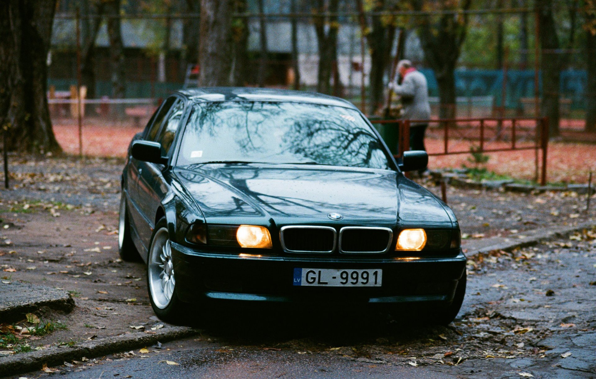 bmw 740 e38 stadt straße gebäude häuser hof banditen boomer seven