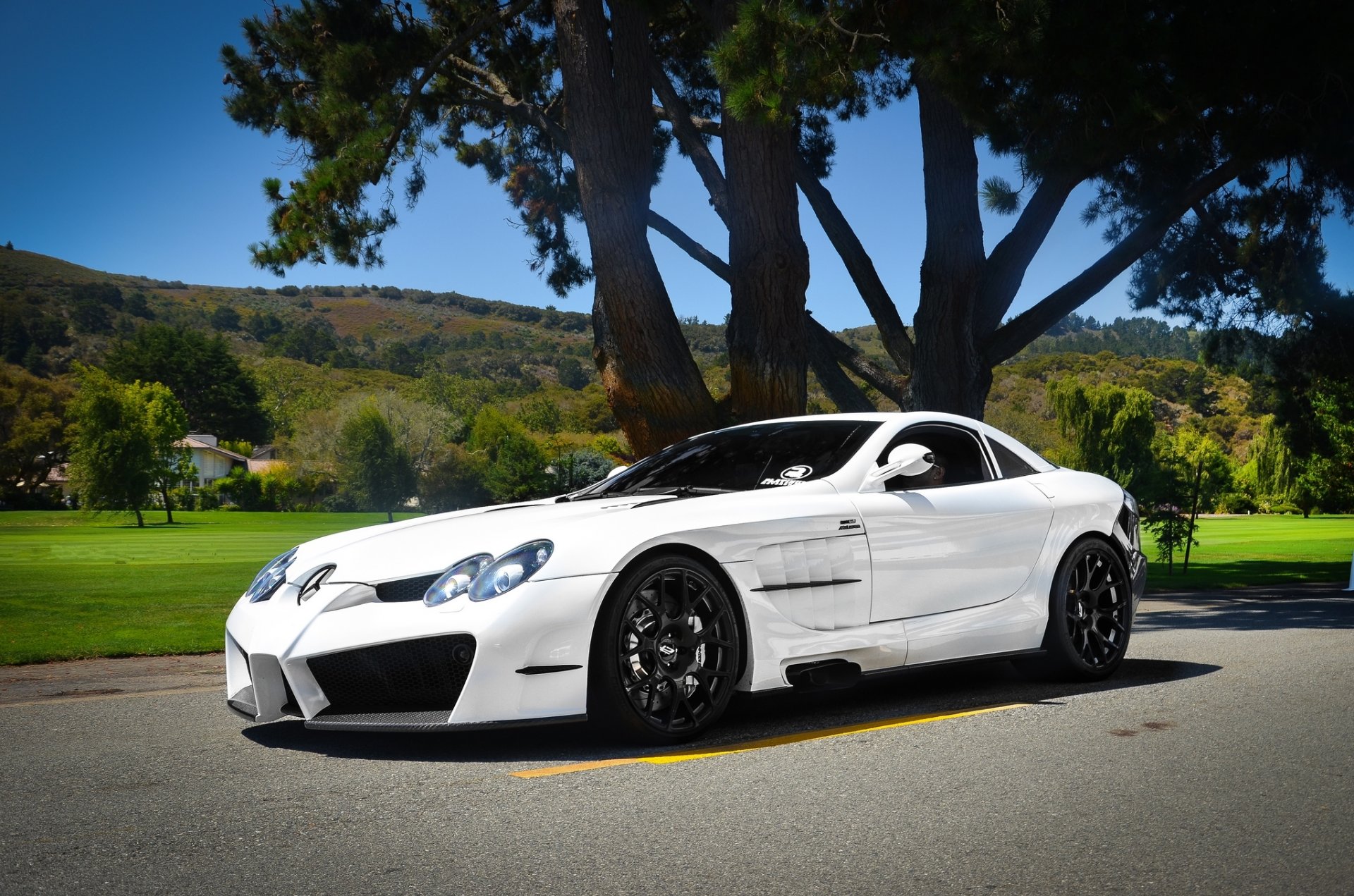 mercedes benz slr mclaren mansory blanc mercedes benz rcr mclaren route ombre pelouse arbres pente ciel