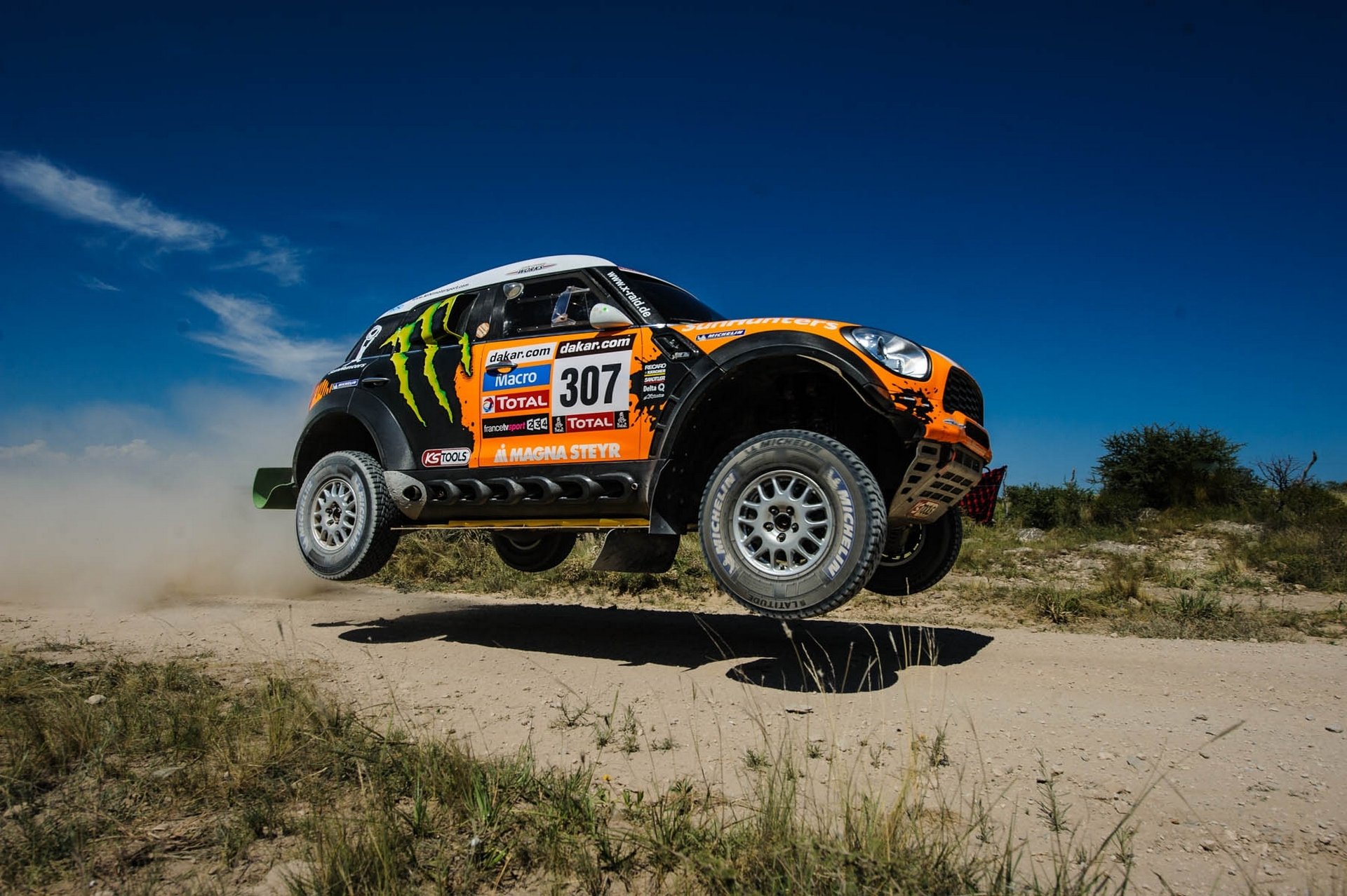 mini cooper mini mini cooper auto suv jour orange voiture dakar x-raid rallye course arrêt d image ombre ciel roues dans l air vitesse