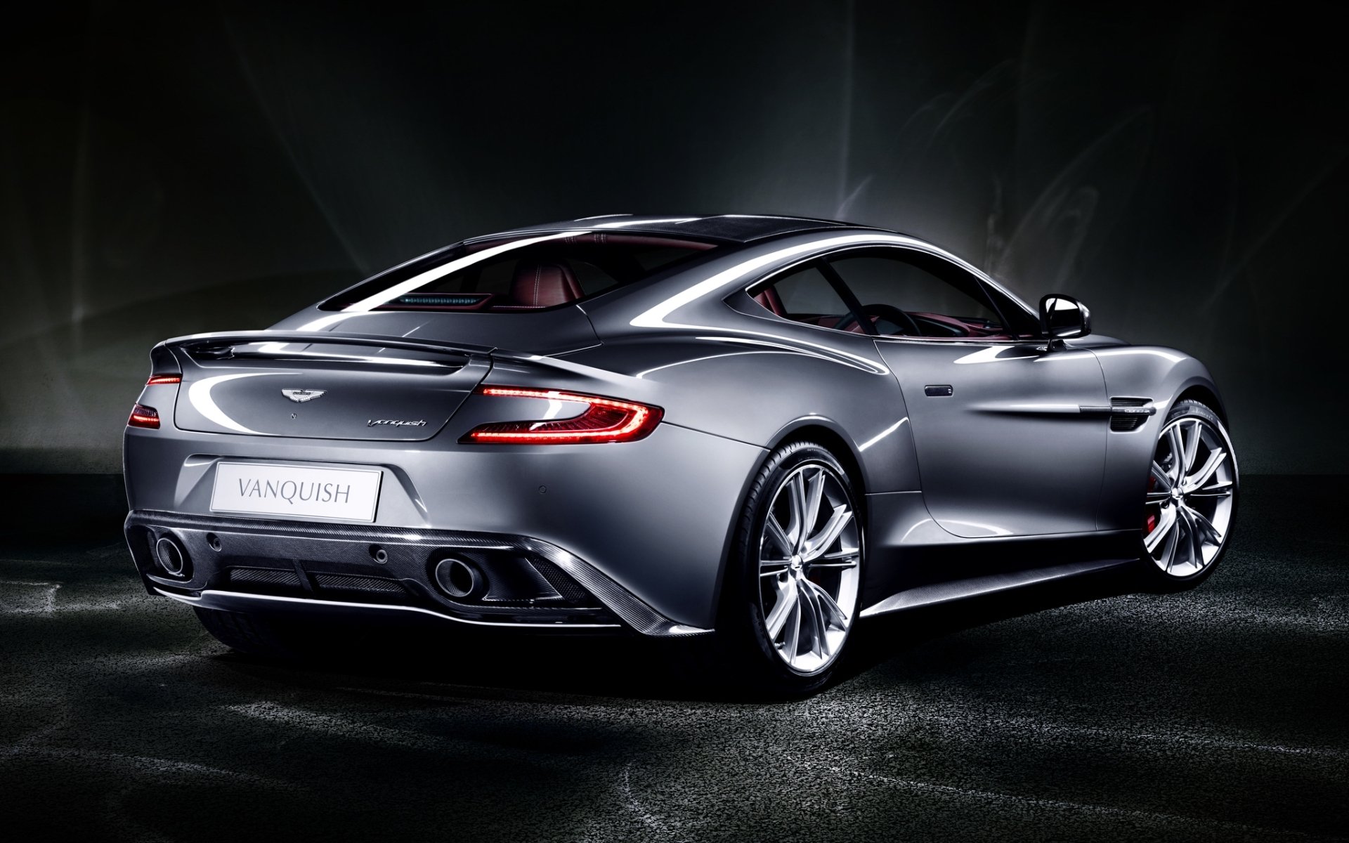 aston martin vanquish aston martin vanquish supercar grigio vista posteriore crepuscolo sfondo