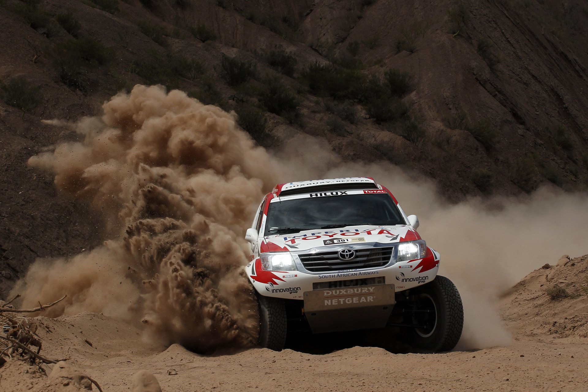 toyota hilux rally toyota frente dakar arena giro