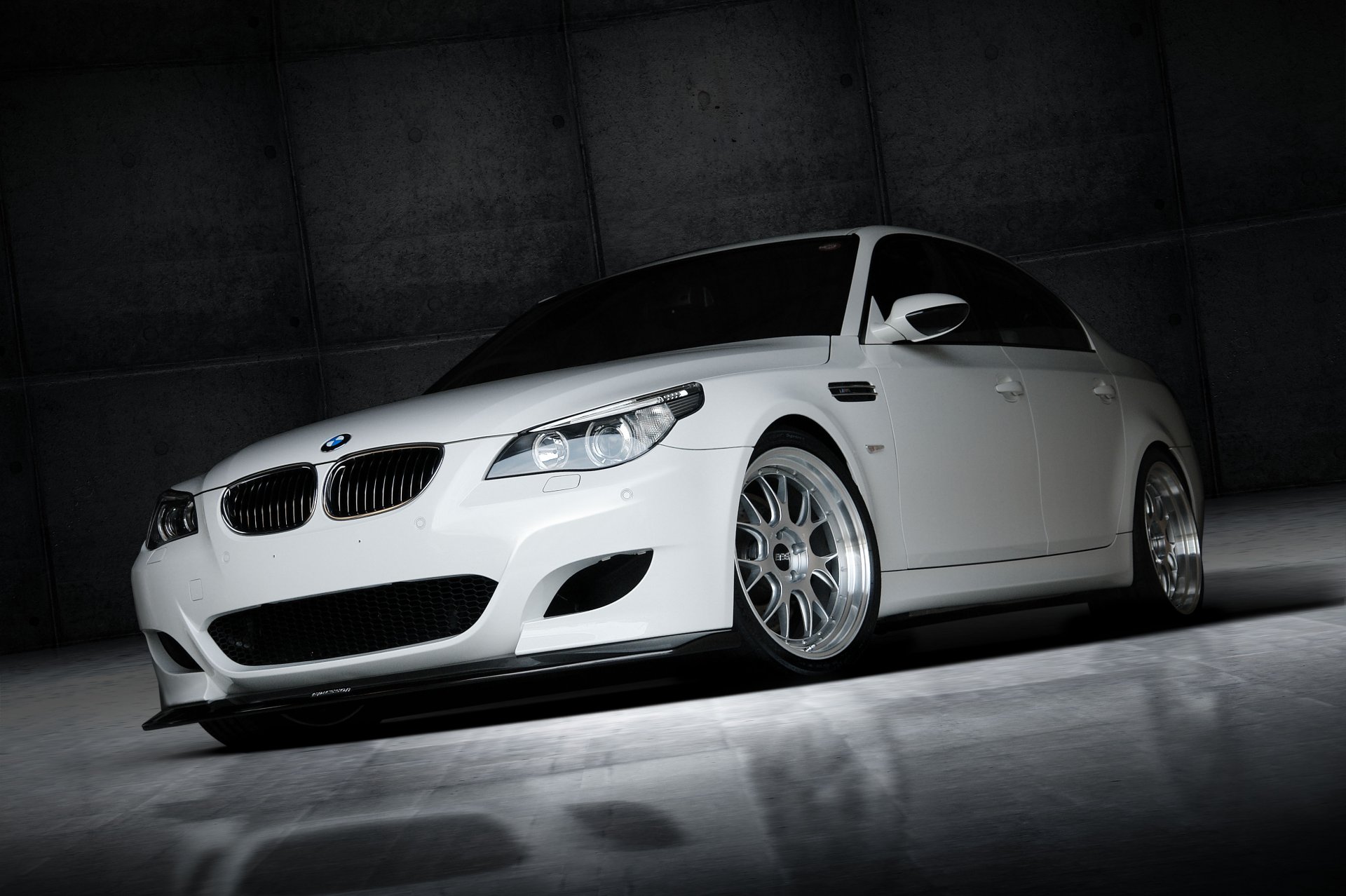 bmw m5 e60 blanc roues bbs bmw berline vue de face jantes bbs