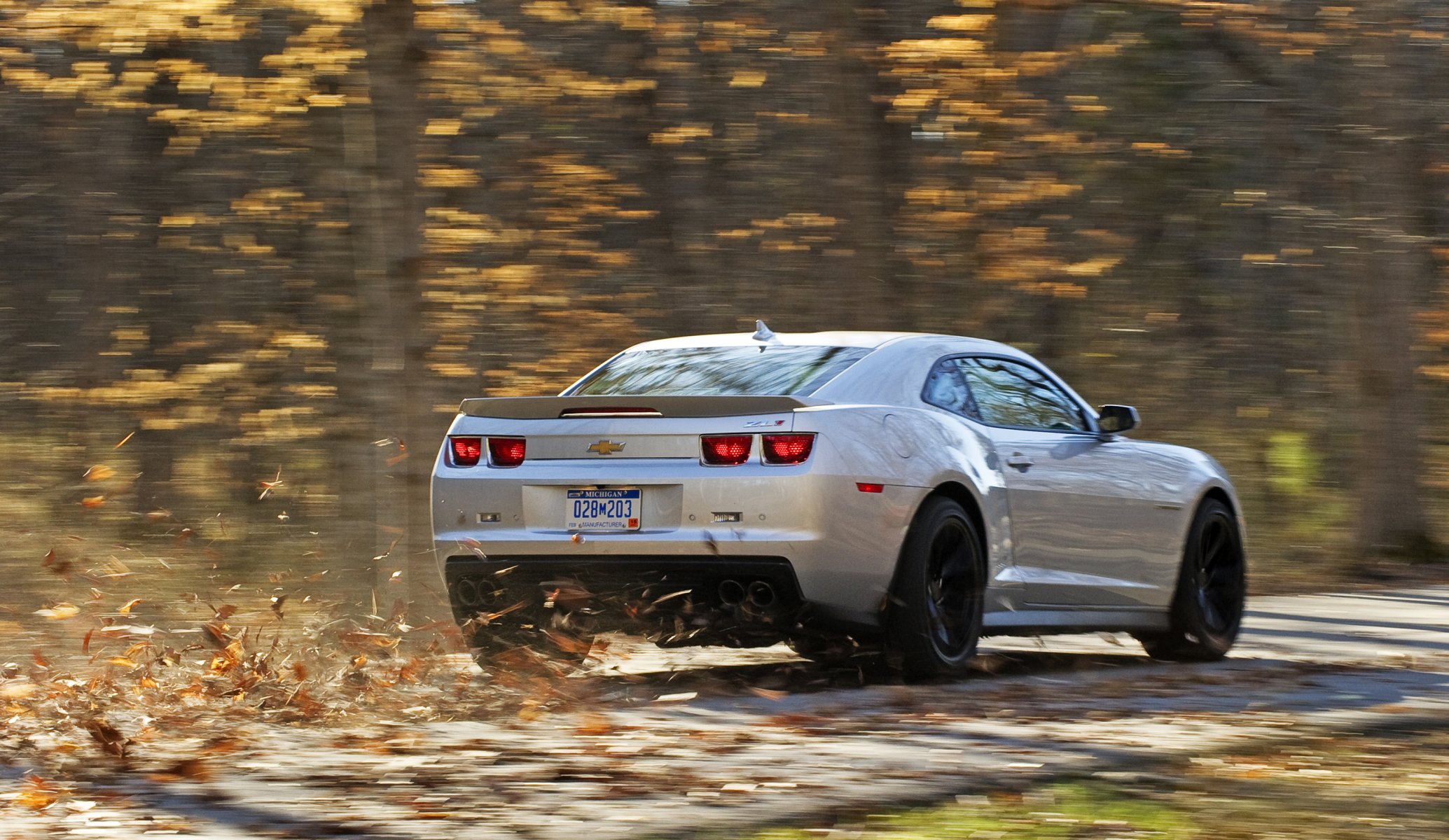 chevrolet camaro zl1 argenteo strada autunno chevrolet camaro zl1 argenteo vista posteriore velocità foglie