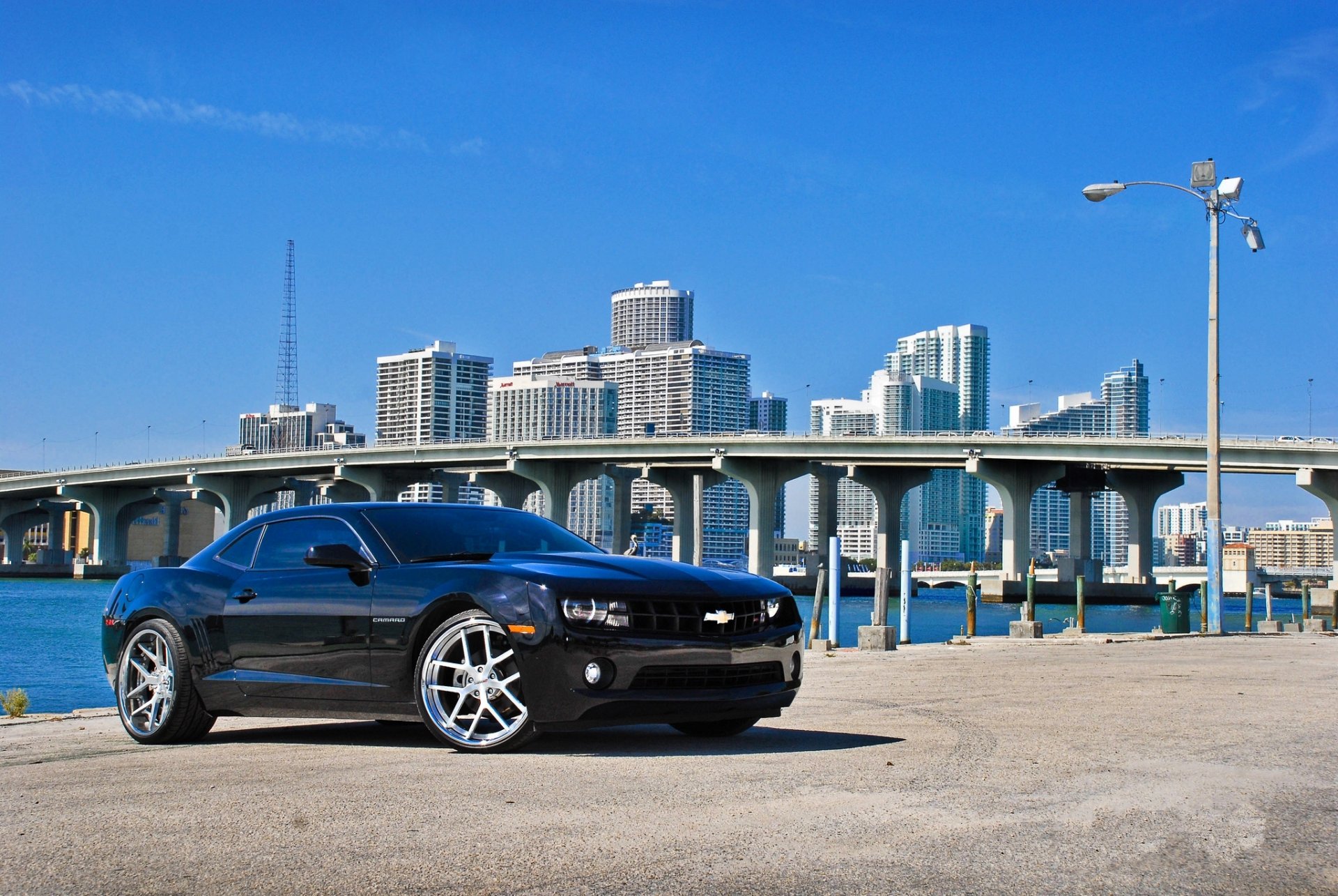 chevrolet camaro ss noir miami floride chevrolet camaro ss remblai pont bâtiments lanterne