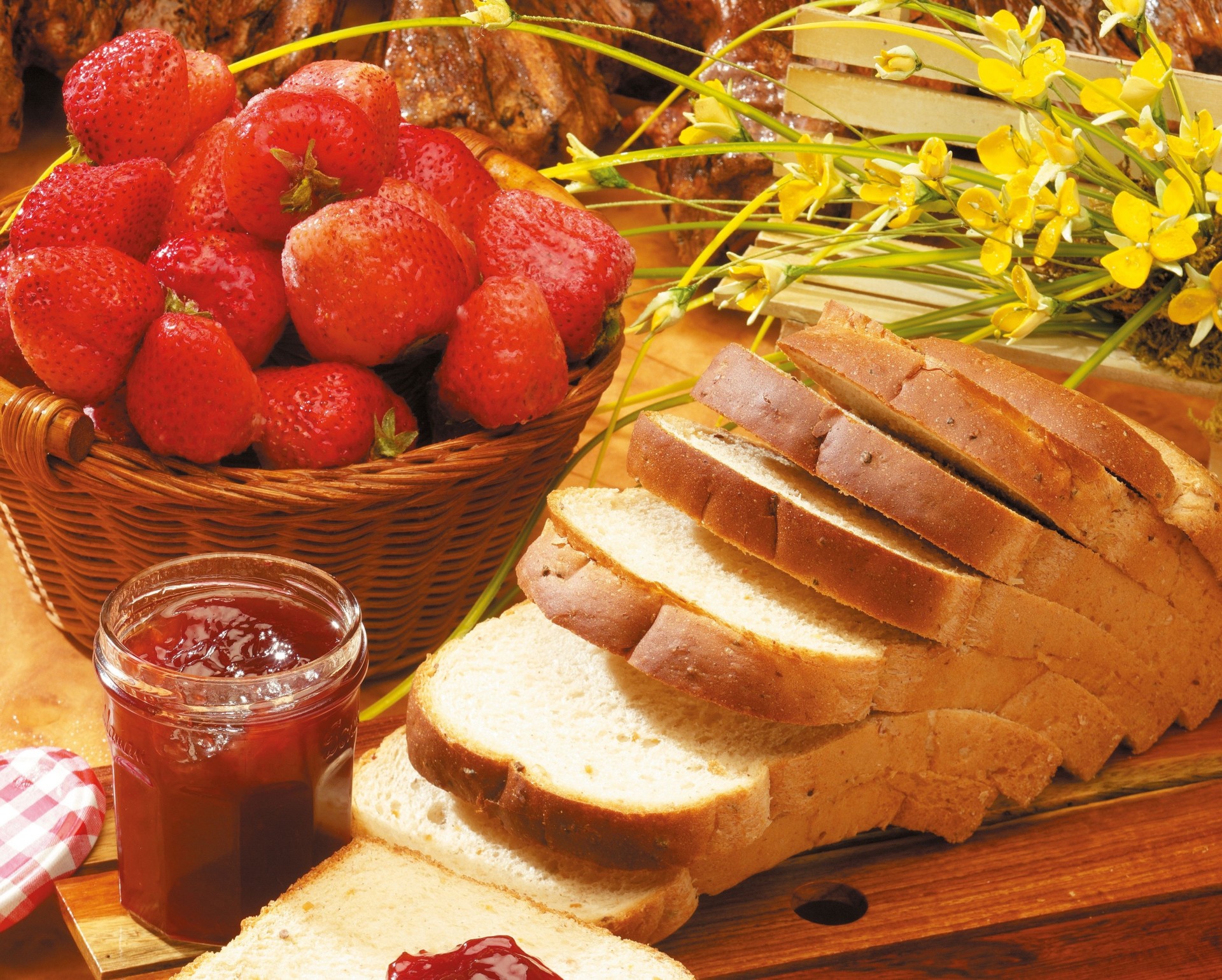 fragole loggia bacche fiori pane marmellata