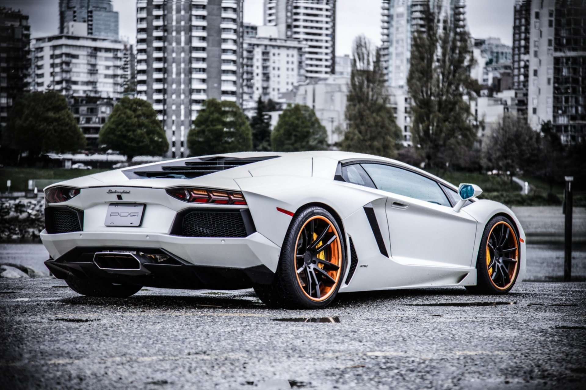 lamborghini aventador lp700-4 blanco ruedas lamborghini aventador vista trasera llantas calle casas árboles