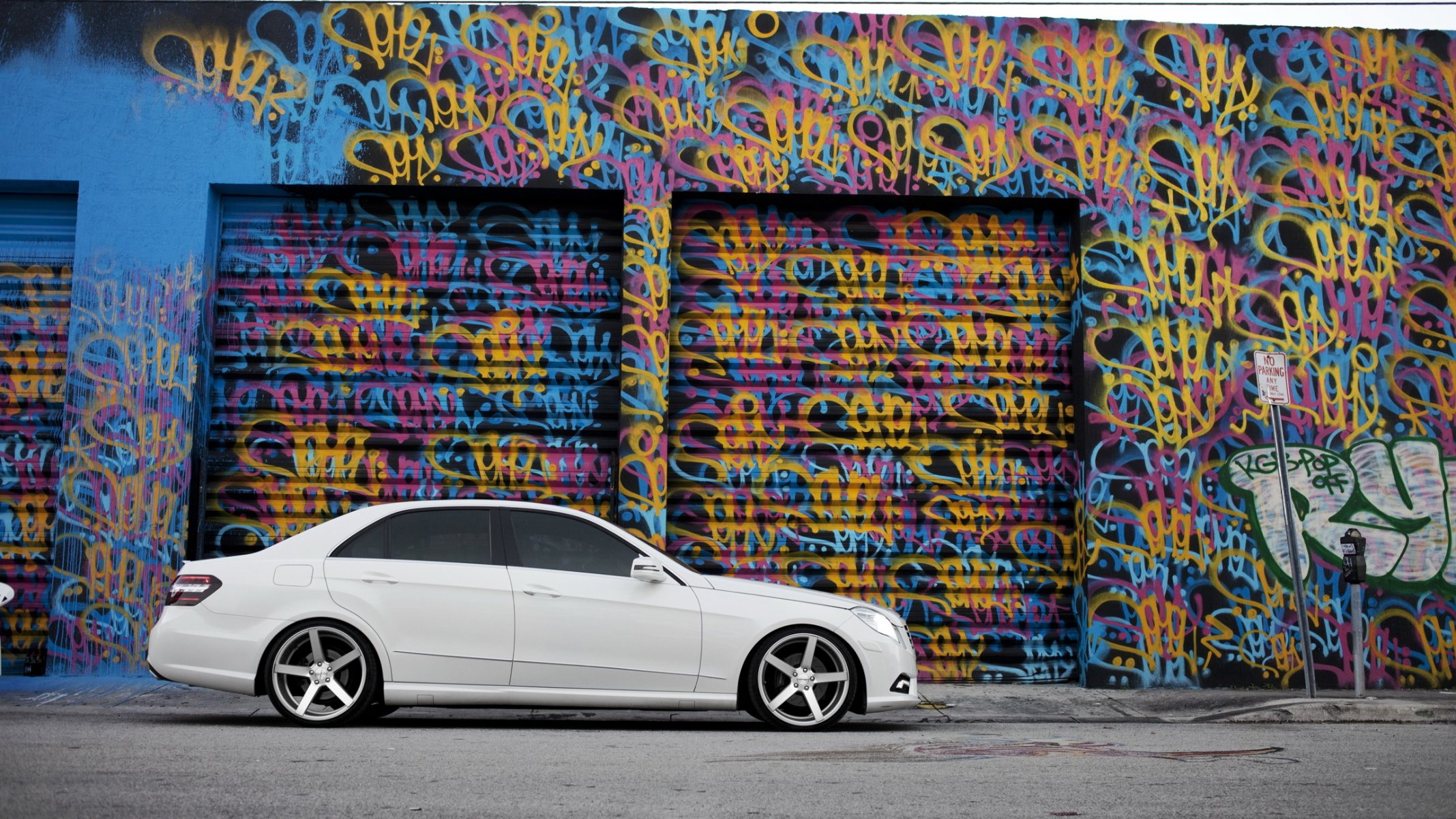 mercedes classe e tuning blanc graffiti teinté côté