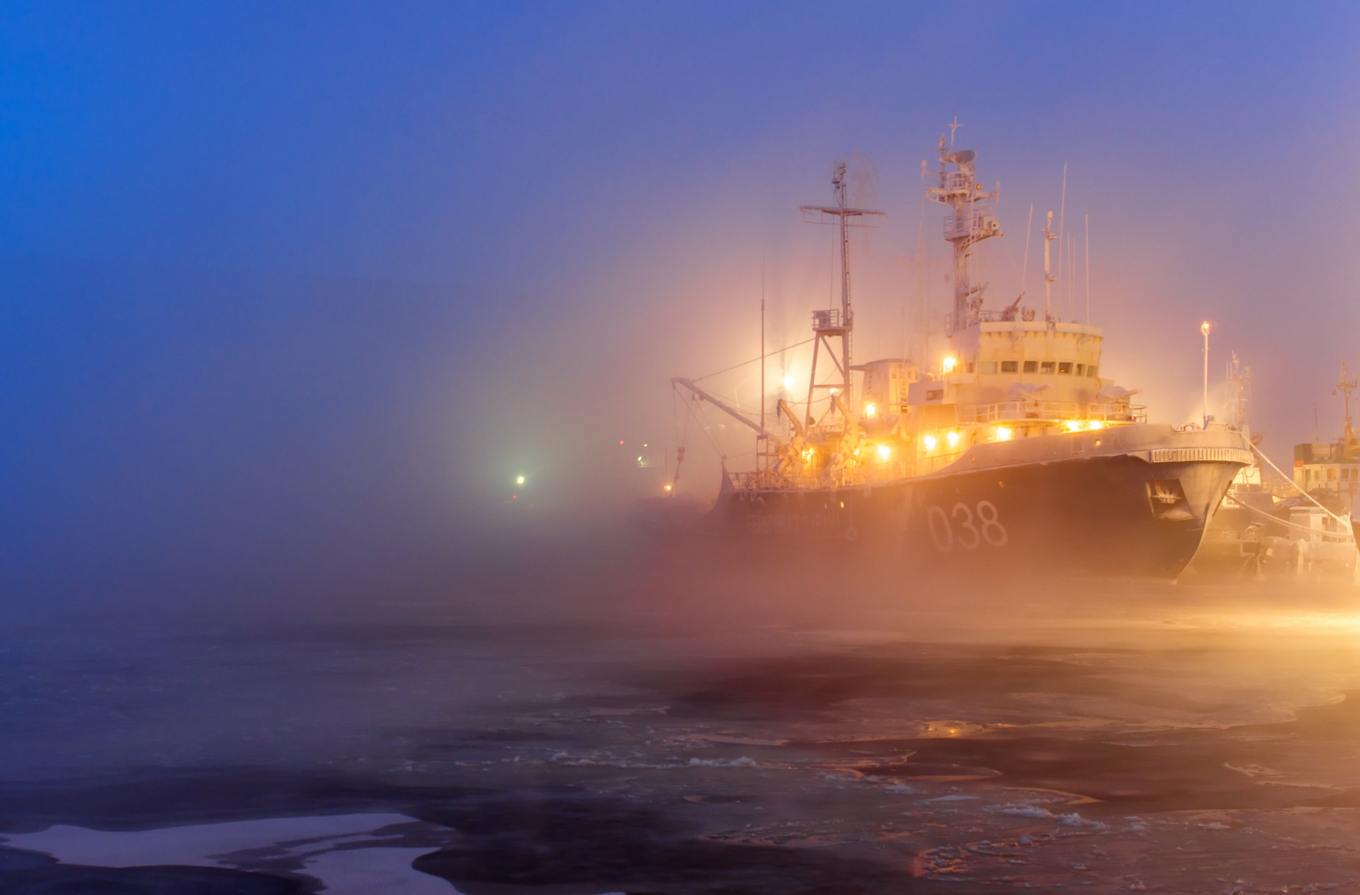 puerto barco luces niebla
