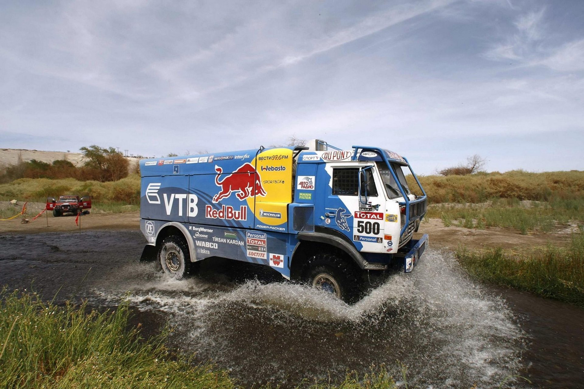 kamaz dakar rallye bleu taureau rouge eau éclaboussures